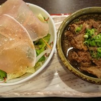 すき焼割烹 かとう - 生ハムサラダと牛スジ煮込。
