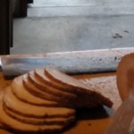 拉麺 時代遅れ - まな板で切り揃えられたチャーシュー