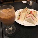 ノッポ - ミックスサンド（630円）、アイスカフェオレ（530円）