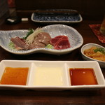 鳥田中 - 鶏刺し（ハツ＆レバー＆砂肝の湯引き）、鶏胸の湯引き（黄身醤油）