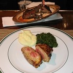 ウルフギャング・ステーキハウス 大阪店 - 取り分けられた肉と付け合わせ