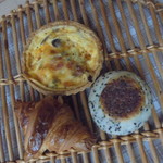 ウルーウール - キッシュ・クロワッサン・黒ゴマはあんぱん