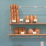 ウルーウール - ハードパンがオシャレに飾られた棚(売り物ですよ）