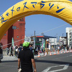 オープンカフェ プラム - 走れメロスマラソンのゲート。背景のレンガのが立佞武多の館ミャ