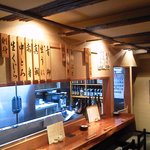 魚酒房 まんま亭 - カウンター上に日替わり魚介類の表示