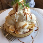 カフェ アクイーユ - バニラアイス&ホイップ&バナナパンケーキ レギュラー