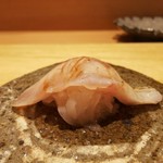 天ぷら たけうち - 赤むつ、軽く塩をして１日寝かせ、槍烏賊の糸切り