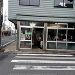 甘太郎焼 - ちょうど商店街のど真ん中にあるんです。