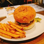 Cafe＆Diner KHB - ★★ハンバーガー 850円 バンズは上質の肉を使っていると思われてとても、美味しかったが、CPは悪いかなー。店内はコジャレていて女子会にはちょうどいい雰囲気。