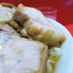 ラーメン二郎 - ブタの厚み