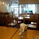 りせっとcafe - 店内です、右の仕切られた空間が喫煙席です