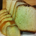 ラミ カリン - 右が天然酵母の食パン。左が、新作みるくハース。