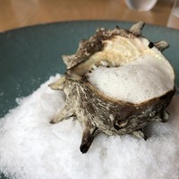 L'eau Blanche - ＊サザエは昆布出汁で煮てありますので柔らかく、刻んだ肝や黒ニンニクなどの味わいもよく美味しい。