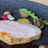 L'eau Blanche - ＊キレイな豚肉です。ソースはフォンドボーベースの何とかと言われたのですが聞き取れず・・(^^;) フォンドボーの風味が強くないので味わいはまろやか。豚肉によく合いますね。