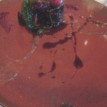 アナグマのロースト　手前がジュニパー・ベリー