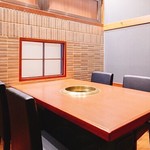 Yakiniku Horumon Sansuien - 半個室のテーブル席