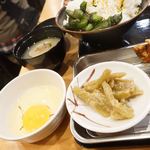 札幌ザンギ本舗 - 小鉢とメシ、汁