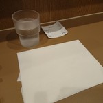 西安麺荘 秦唐記 - ・紙オシボリは無いし、水はセルフだけど、言えば紙エプロンをくれる
