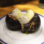 グシテ - とても貴重な黒いちじくにブラッターチーズ。
