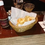 ウルフギャング・ステーキハウス - カウンター限定でポテトチップス(自家製かと？)