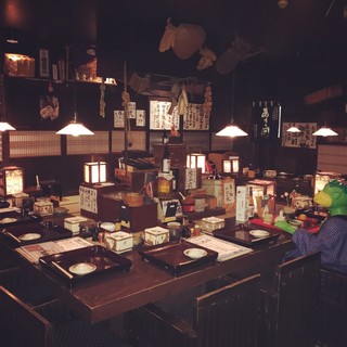 【カウンター席】(囲炉裏端)
1～17名様まで。
ご予約必須の人気のお席です！