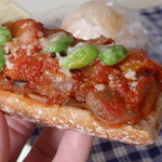 ベーカリー ブレッド ＆ グラス - 野菜のトマト煮込みが乗ったバケットです。ワインに合う合う❤