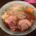 Menya Akatsuki - あかつき麺大盛り（780円）
                        生たまご（50円）、揚げにんにく（50円）