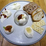 タカナシミルクレストラン - タカナシミルクツアー：フレッシュチーズ＆クリーム 本日の5種とパンの盛り合わせ
