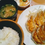 石松餃子 - ヤキヤキ定食 上が石松餃子で下が肉餃子