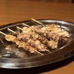 博多串焼きと肉鍋 らむエもん - 博多串焼き五種盛り(なんこつ、もも、ぼんじり、もも、皮)