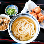 こだわり手打ちうどん 山 - かけうどんと、トリ天と、麦入り鶏炊き込みご飯を