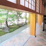 日本料理 子孫 - ピッカピカに磨かれたガラス。