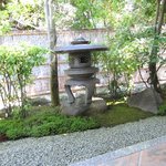 日本料理 子孫 - ガラス越しのお庭です。