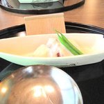 奥は、イチジクの胡麻和え。　手前は、日本酒。　女将さんが、形だけ、ついでくれましたが、妻に没収された。。。