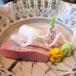 お刺身。　梅醤油か、お醤油でいただきます。