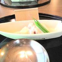 日本料理 子孫 - 奥は、イチジクの胡麻和え。　手前は、日本酒。　女将さんが、形だけ、ついでくれましたが、妻に没収された。。。