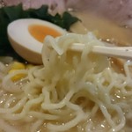 DRAGON - 麺は中太ちぢれ麺。味噌味のスープはスッキリながらもコクがあります。