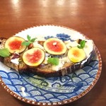 ブリコラージュ ブレッド アンド カンパニー ダイニング・カフェ - いちじくとゴルゴンゾーラチーズのブリコラージュブレッドタルティーヌ。20181012 リピートです。チーズの個性とさわやかさ蜂蜜が、合うんだなぁ。いちじくのまろやかな味わいとプチプチもいい(*´∀｀)