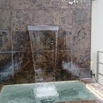 鉄板DINING集 - 滝のある玄関