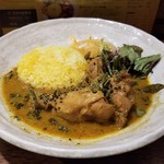 SPICY CURRY 魯珈 - 風邪対策！カロンジとアジョワンの手羽元カレー