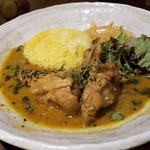 SPICY CURRY 魯珈 - 風邪対策！カロンジとアジョワンの手羽元カレー