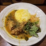 SPICY CURRY 魯珈 - 風邪対策！カロンジとアジョワンの手羽元カレー