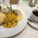 幸せのパンケーキ - かぼちゃのパンケーキとコーヒーのセット