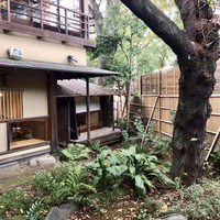 韻松亭 - お化粧室前から桜のある中庭を臨む