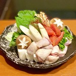 横浜 地鶏と個室 兼政 - 比内地鶏と旬野菜の水炊き鍋(1,490円)