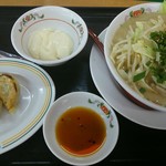 餃子の王将 - 野菜たっぷりモツ煮込み豚骨ラーメン　フェアセットＡ　910円（税込）