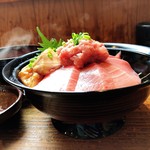 清水港　みなみ  - 限定 特選本鮪丼(横から)