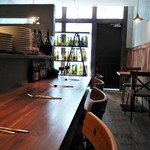 Le Trefle - 店内　カウンター席と２名掛けテーブル席