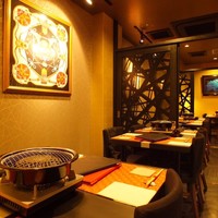 キュイジーヌ 福の舞 - ≪デートや接待に≫2名様～6名様までご利用いただけるテーブル席をご用意しております。落ち着いた雰囲気の半個室になっておりますので、デートや接待にもオススメです。