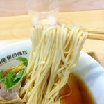 飯田商店 - わんたん入り醤油らぁ麺の麺リフトアップ